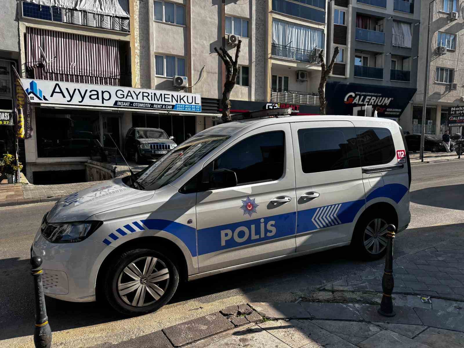 Apartmanın çatısından düşen genç hayatını kaybetti