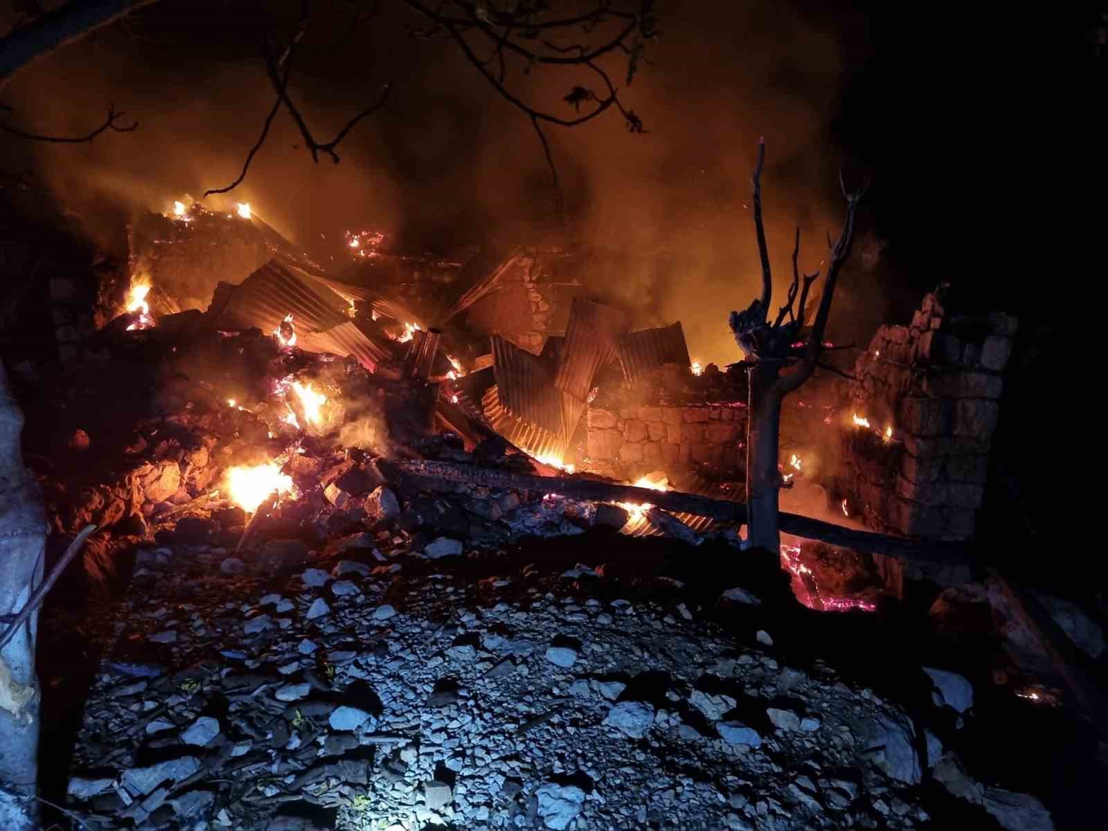 Ev yandı, alzheimer hastası yaşlı kadın aranıyor