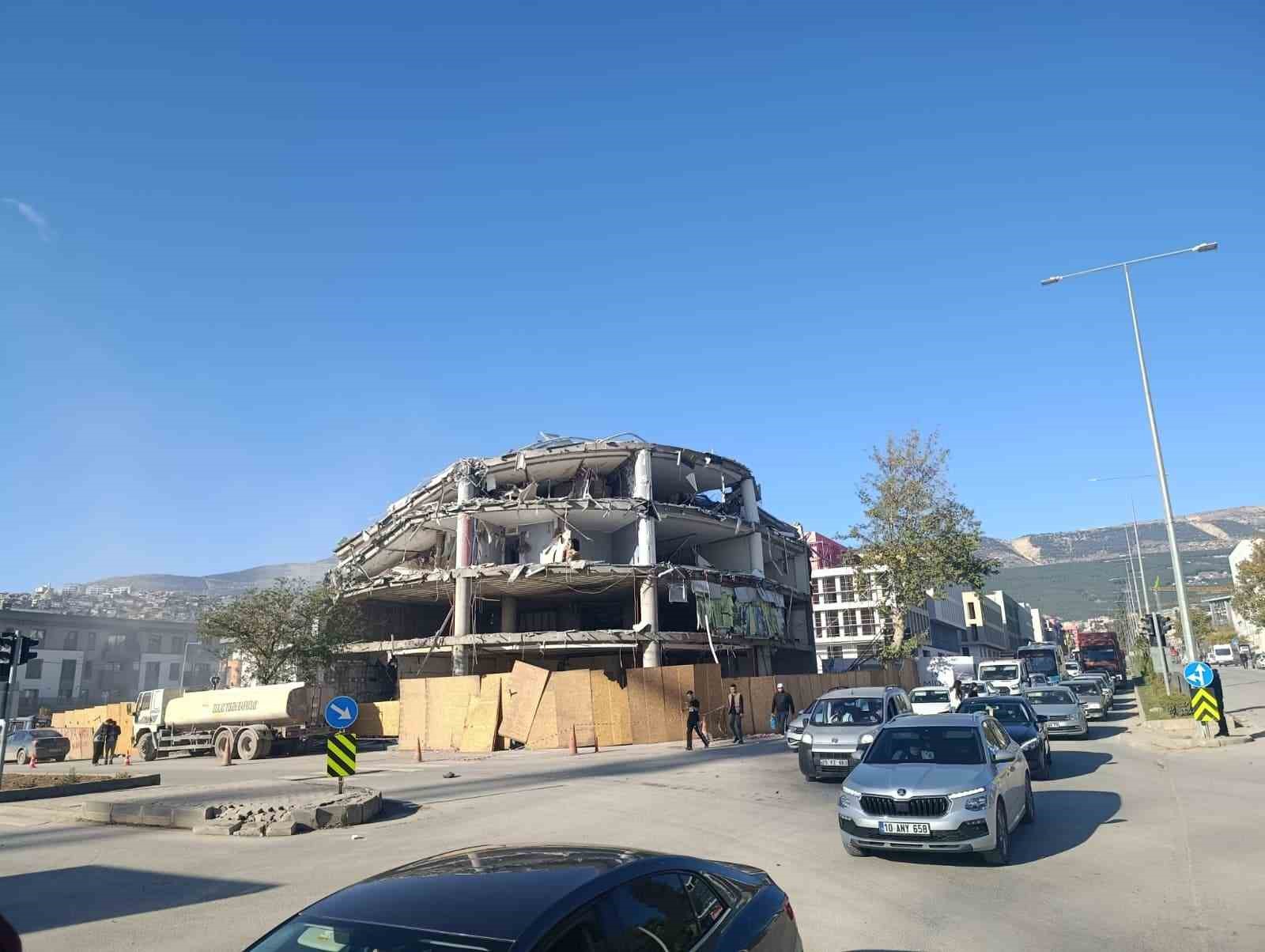 Kahramanmaraş’ta depremde hasar alan iş merkezi yıkıldı