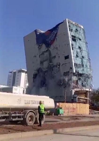 Kahramanmaraş’ta depremde hasar alan iş merkezi yıkıldı
