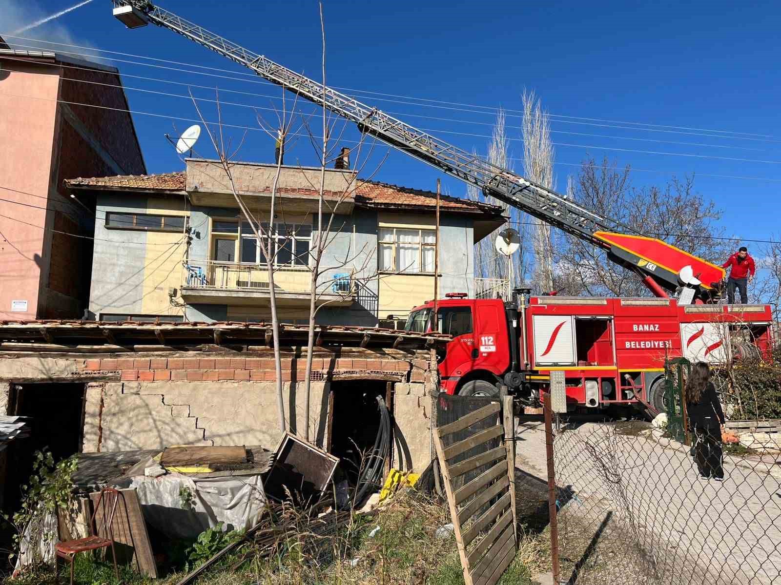 Uşak’ta evin çatısında çıkan yangın paniğe neden oldu