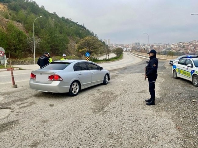 Bilecik’te yasal kalış hakkı bulunmayan 2 kişi yakalanarak, sınır dışı süreçleri başlatıldı