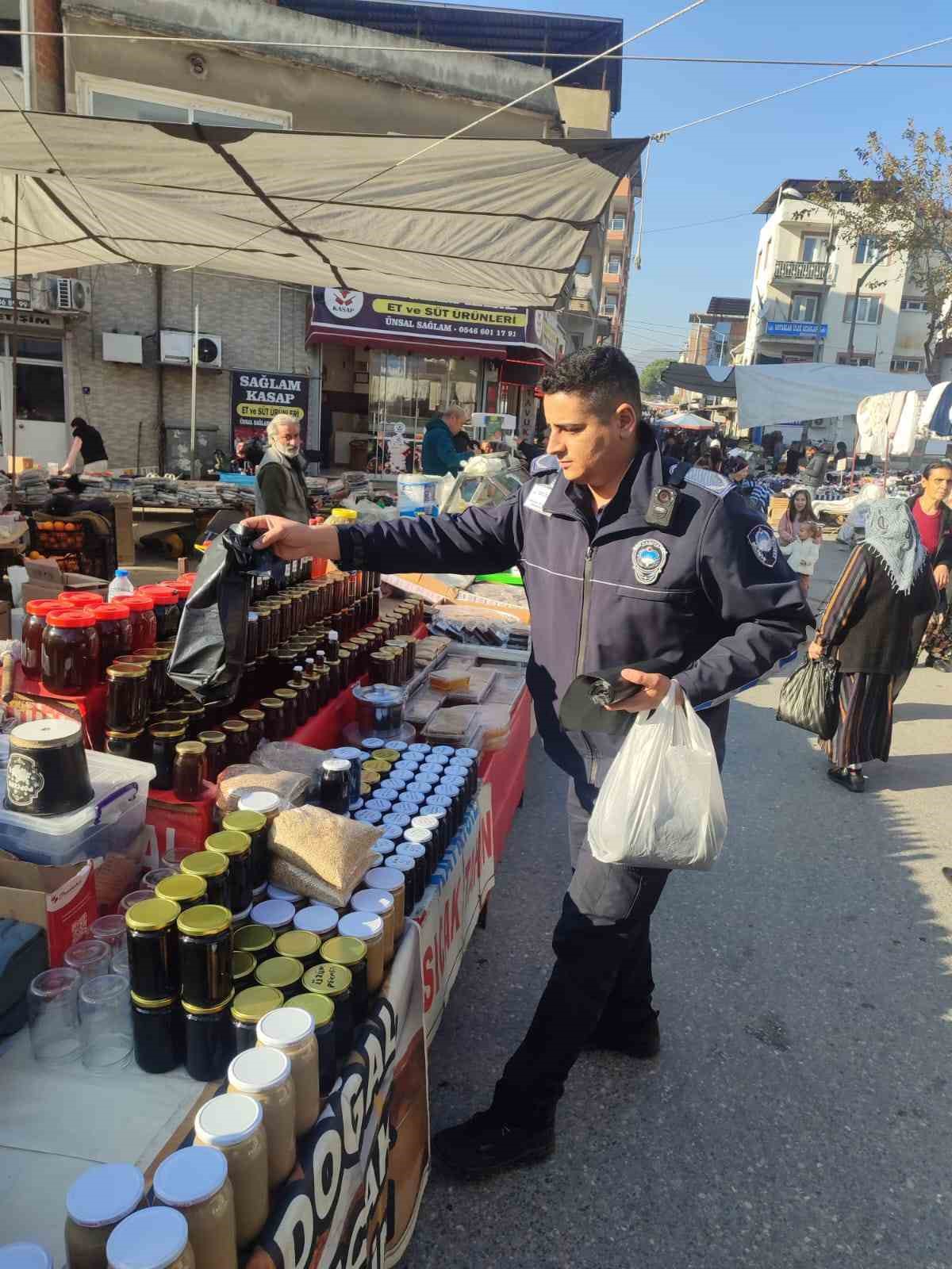 Uyarılara rağmen pazar yerini kirleten esnaf cezadan kurtulamadı