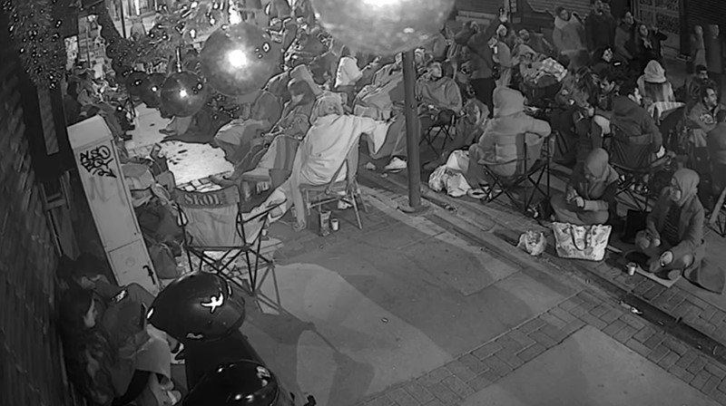 İzmir’de kamp sandalyeli, battaniyeli indirim nöbeti: Çarşı ortasında sabahladılar