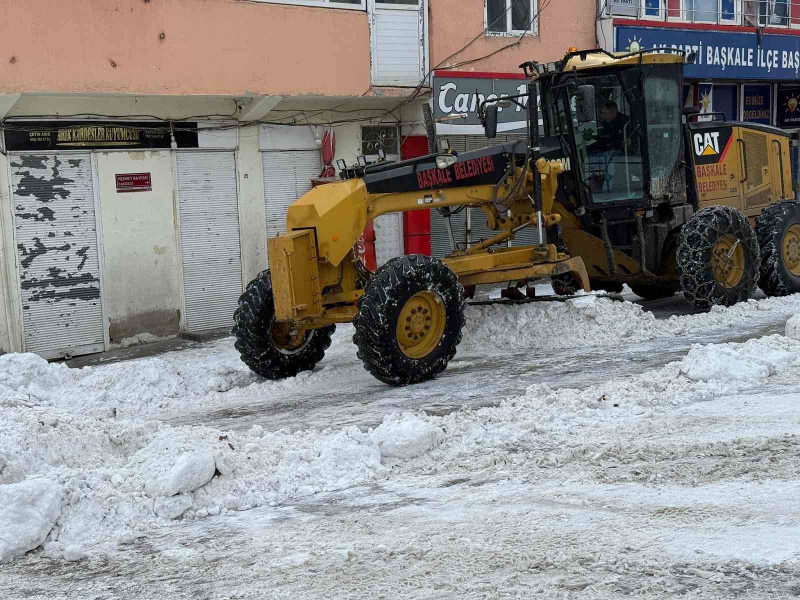 Başkale’de sis etkili oldu