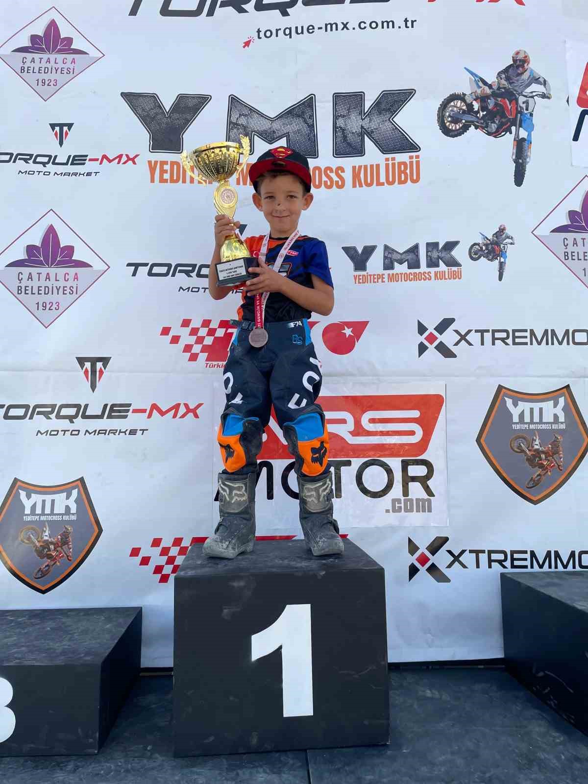 Minik motokrosçu Poyraz Kalender sezonu şampiyonlukla tamamladı