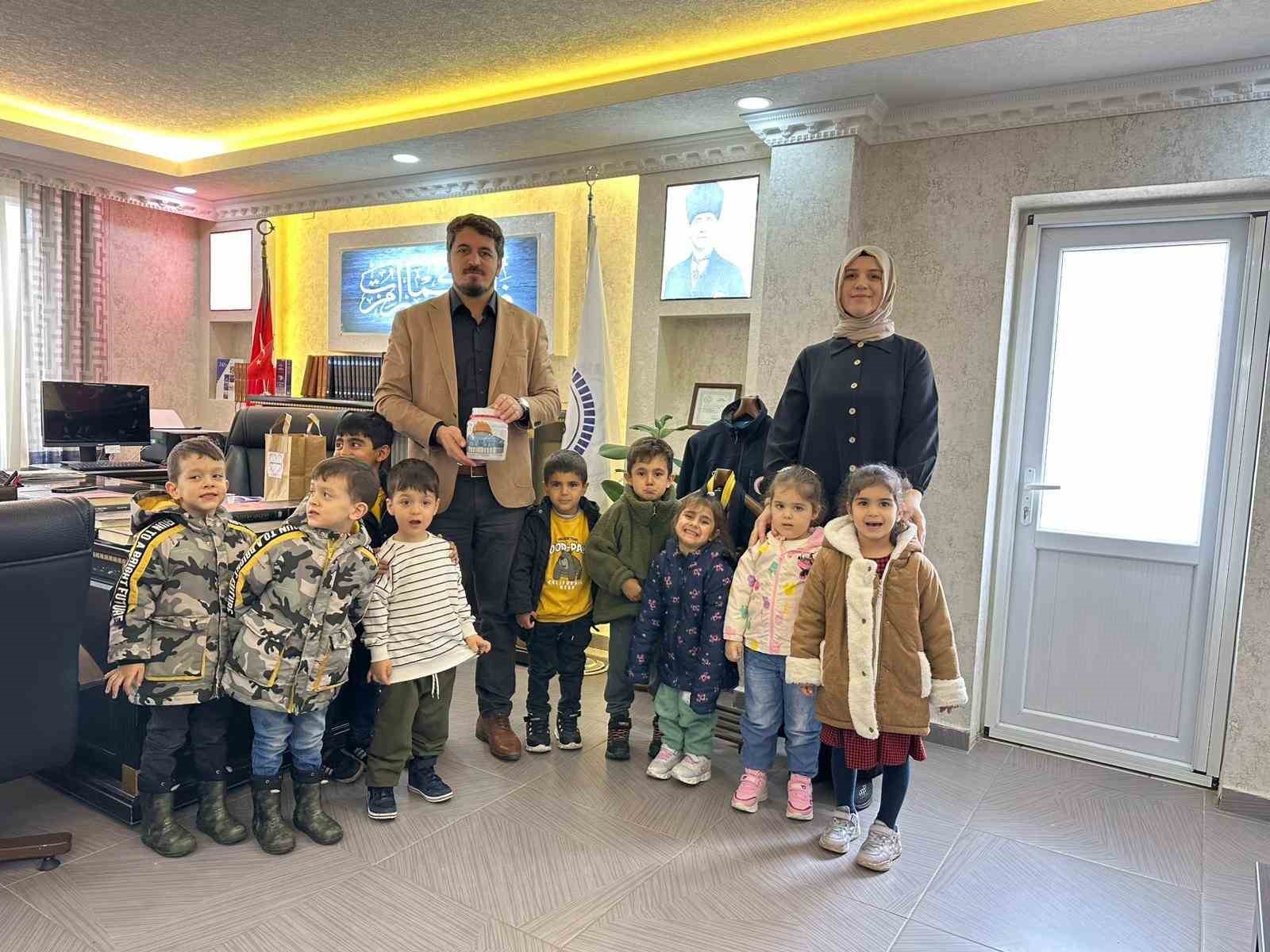 Kur’an Kursu öğrencileri harçlıklarından biriktirdiklerini Gazze’ye bağışladı