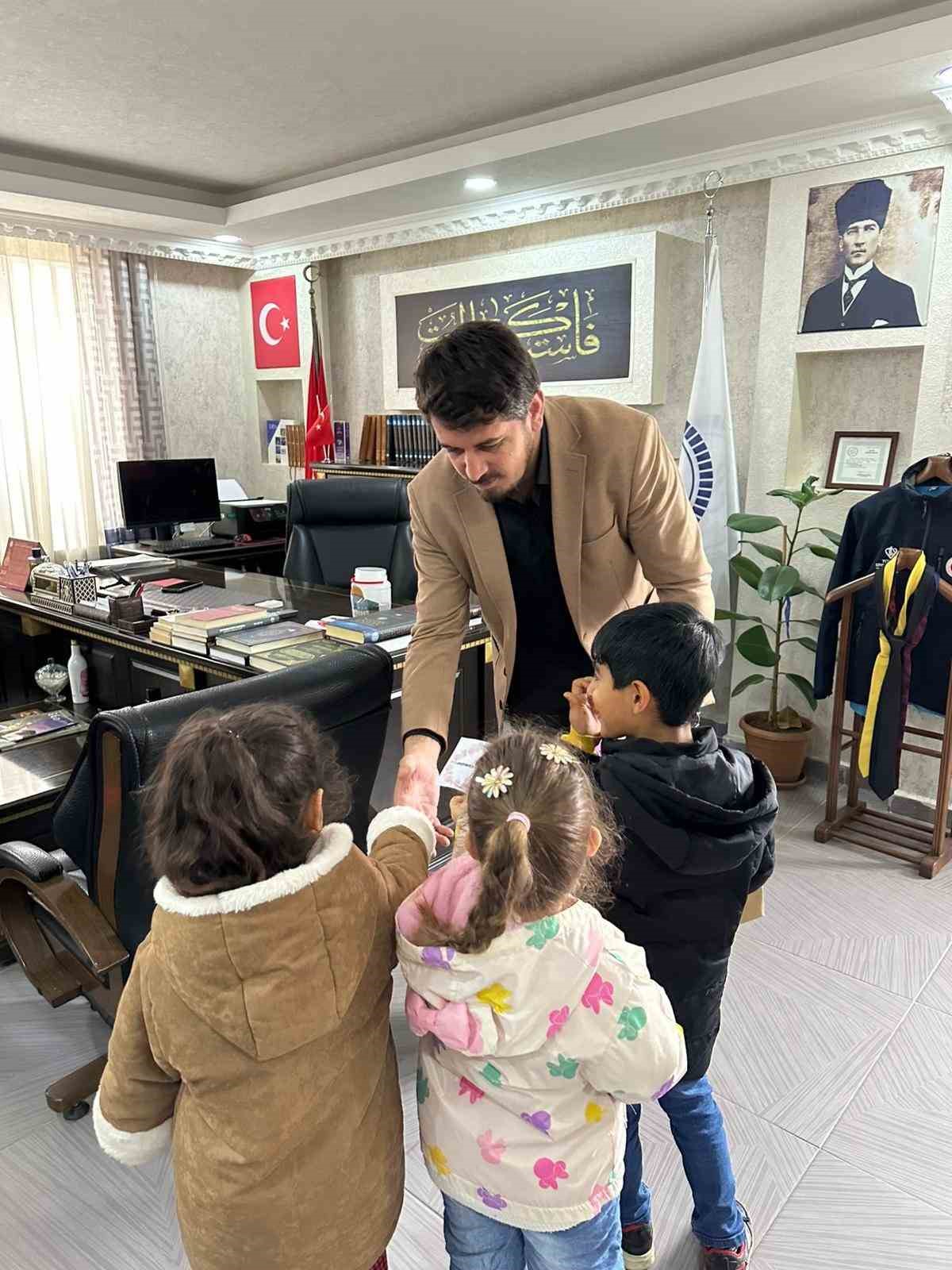 Kur&rsquo;an Kursu &ouml;ğrencileri har&ccedil;lıklarından biriktirdiklerini Gazze&rsquo;ye bağışladı
