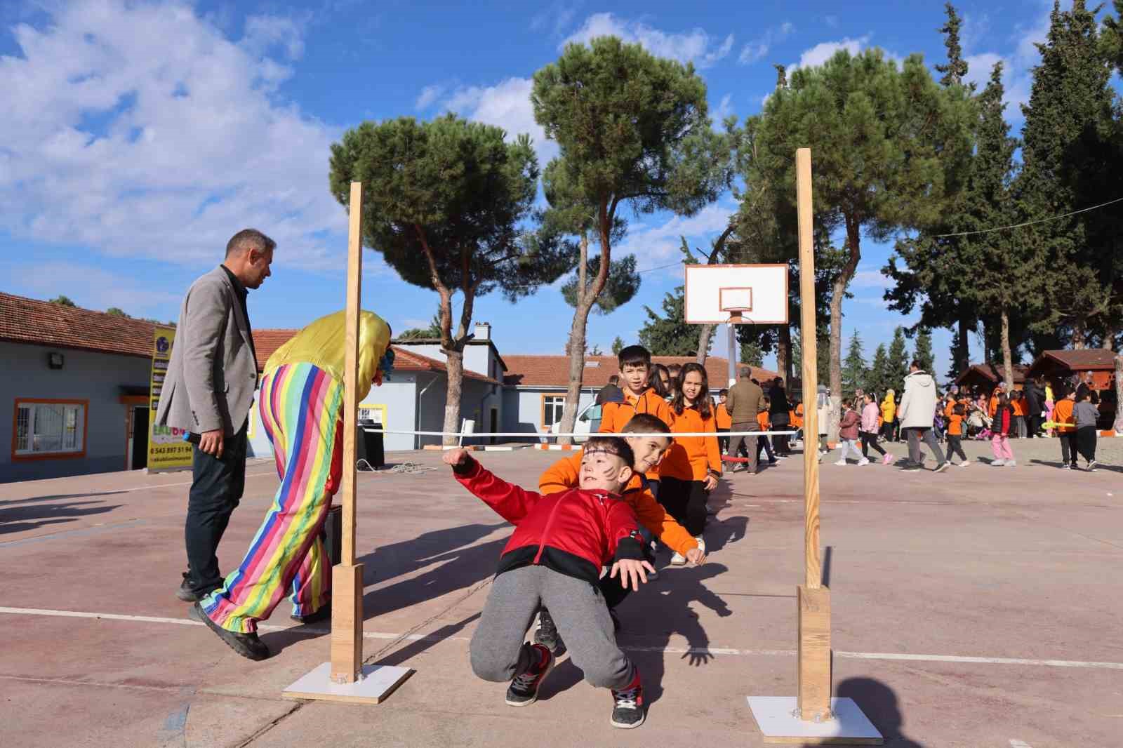 Minik Y&uuml;rekler Sındırgı&rsquo;da moral buldu
