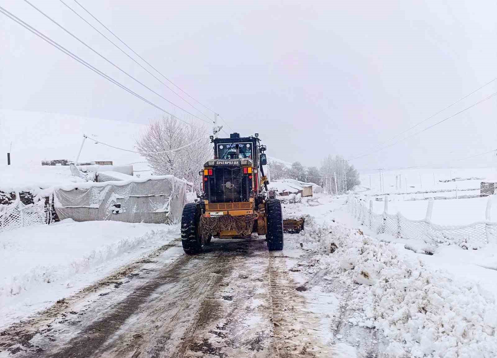 Van’da 102 yerleşim yerinin yolu ulaşıma kapandı
