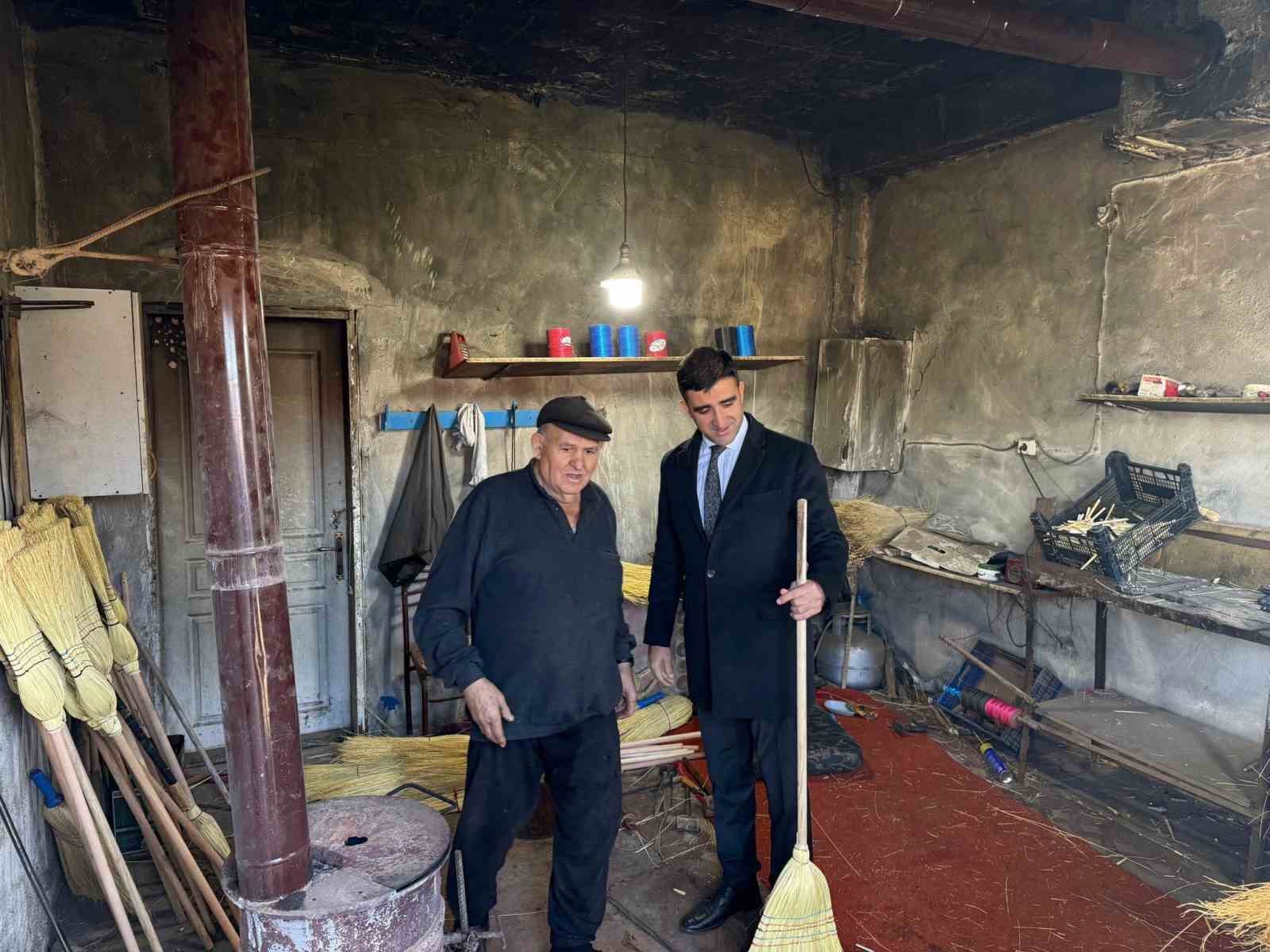 30 yıldır süpürge yapıyor, "bu meslek benim ömrüm" diyor