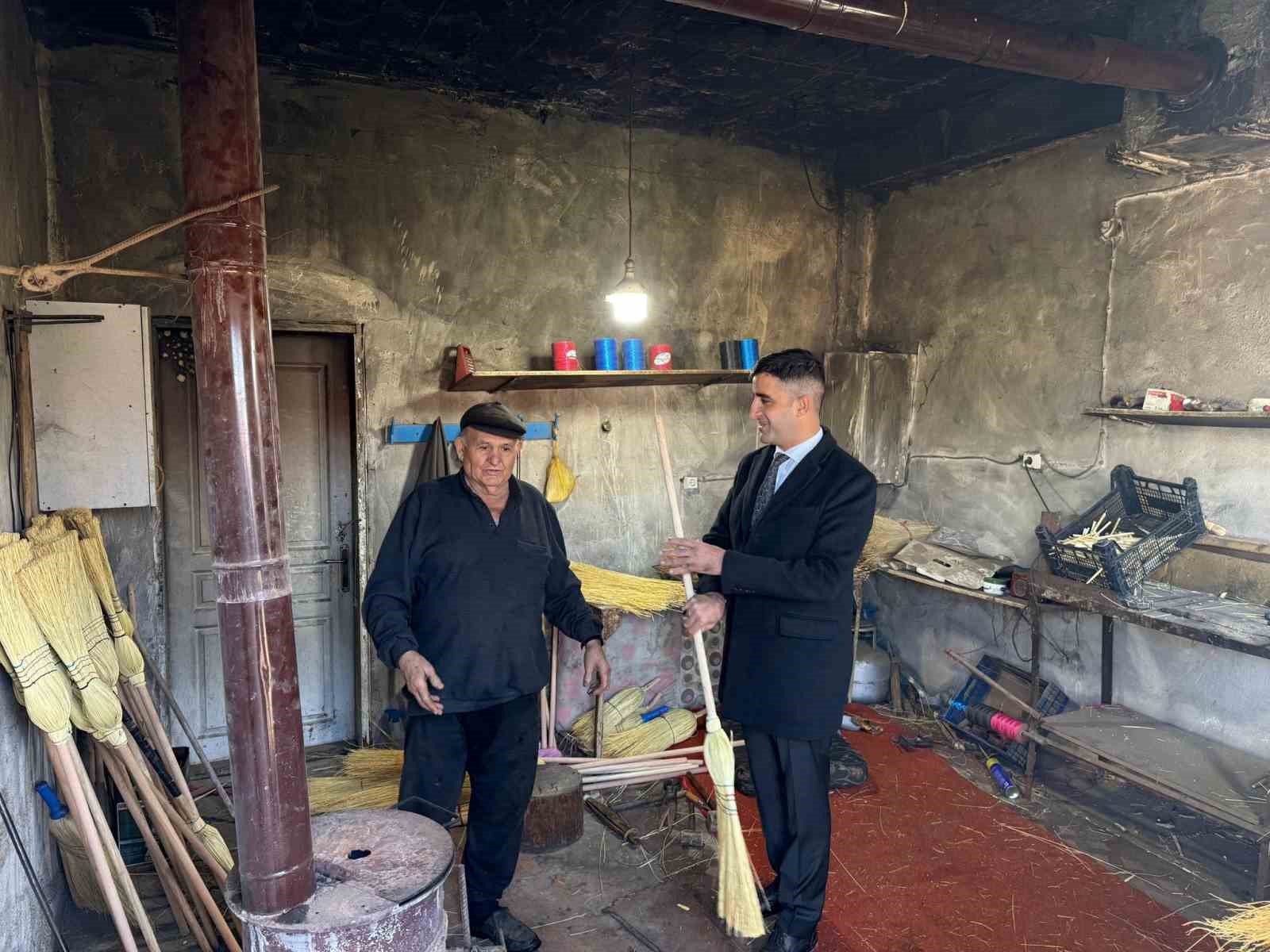 30 yıldır süpürge yapıyor, "bu meslek benim ömrüm" diyor