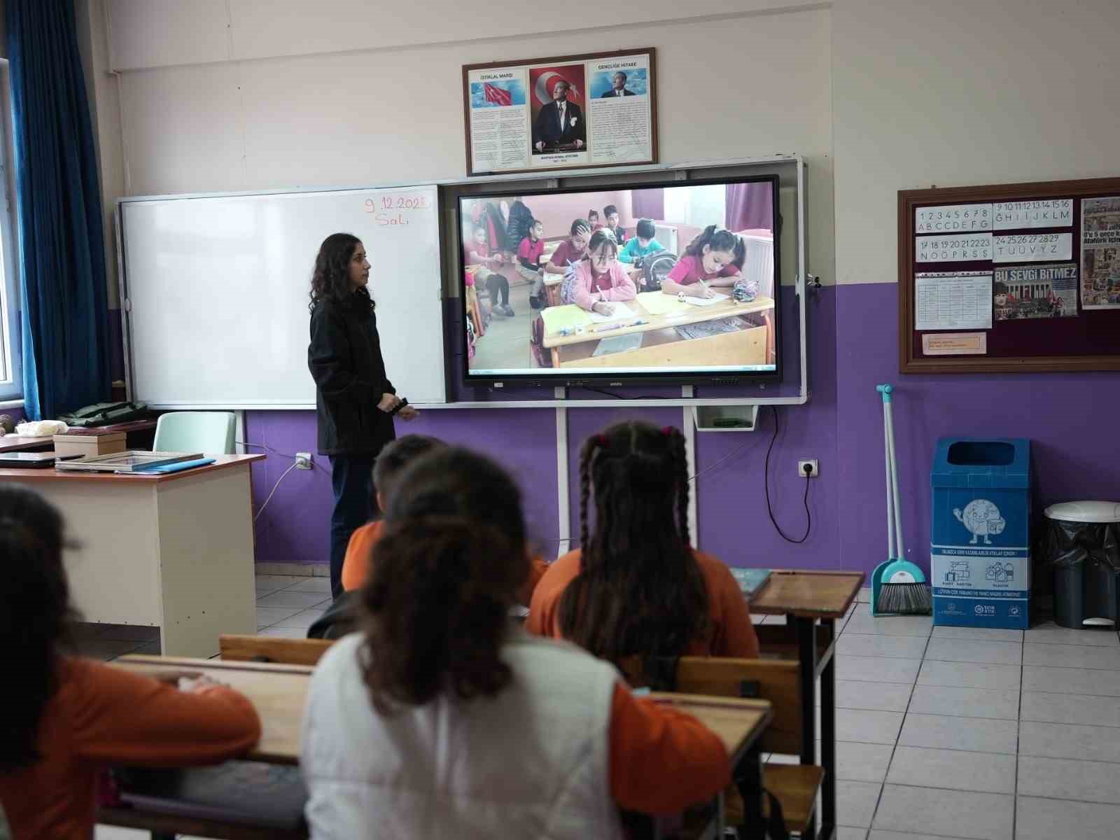 Sabri &Ouml;ğretmen&rsquo;e yapılan s&uuml;rprize Ankara&rsquo;dan duygusal mektuplar

