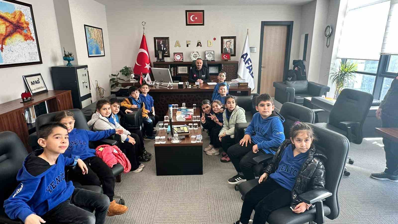 İlkokul &ouml;ğrencilerine afet eğitimi verildi
