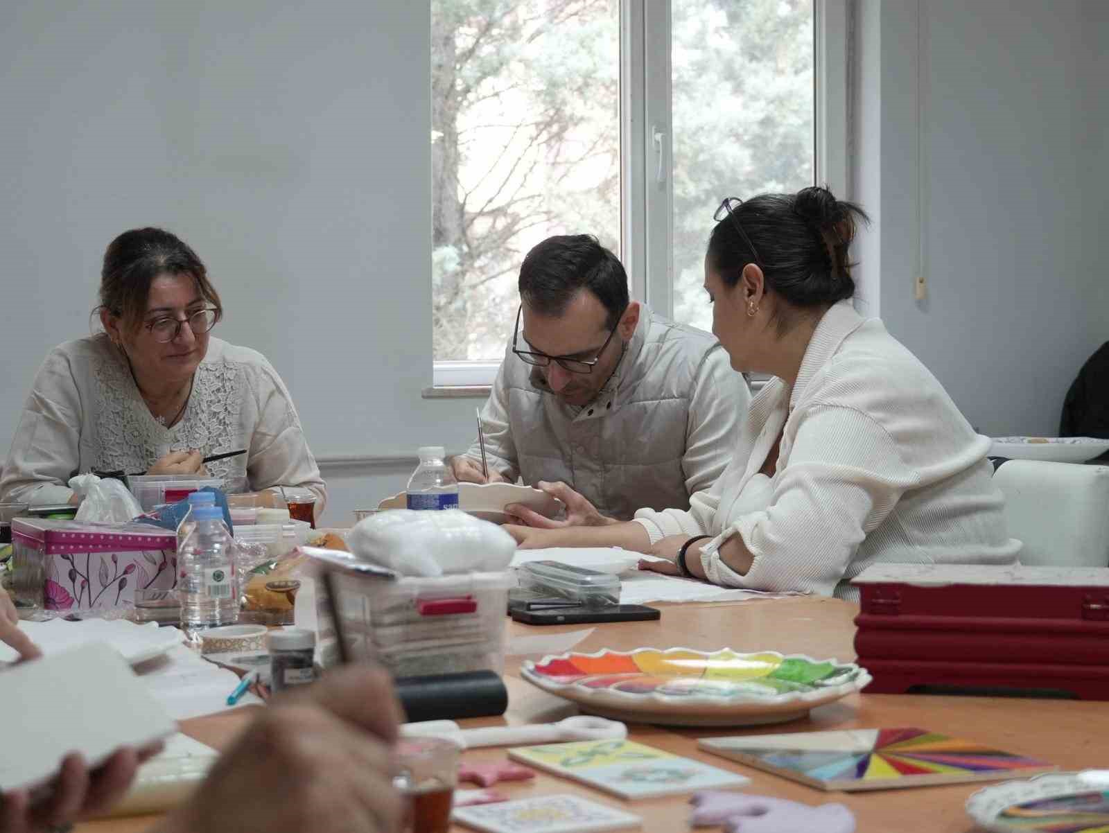 Düzce’de kadınlar hem öğreniyor hem eğleniyor