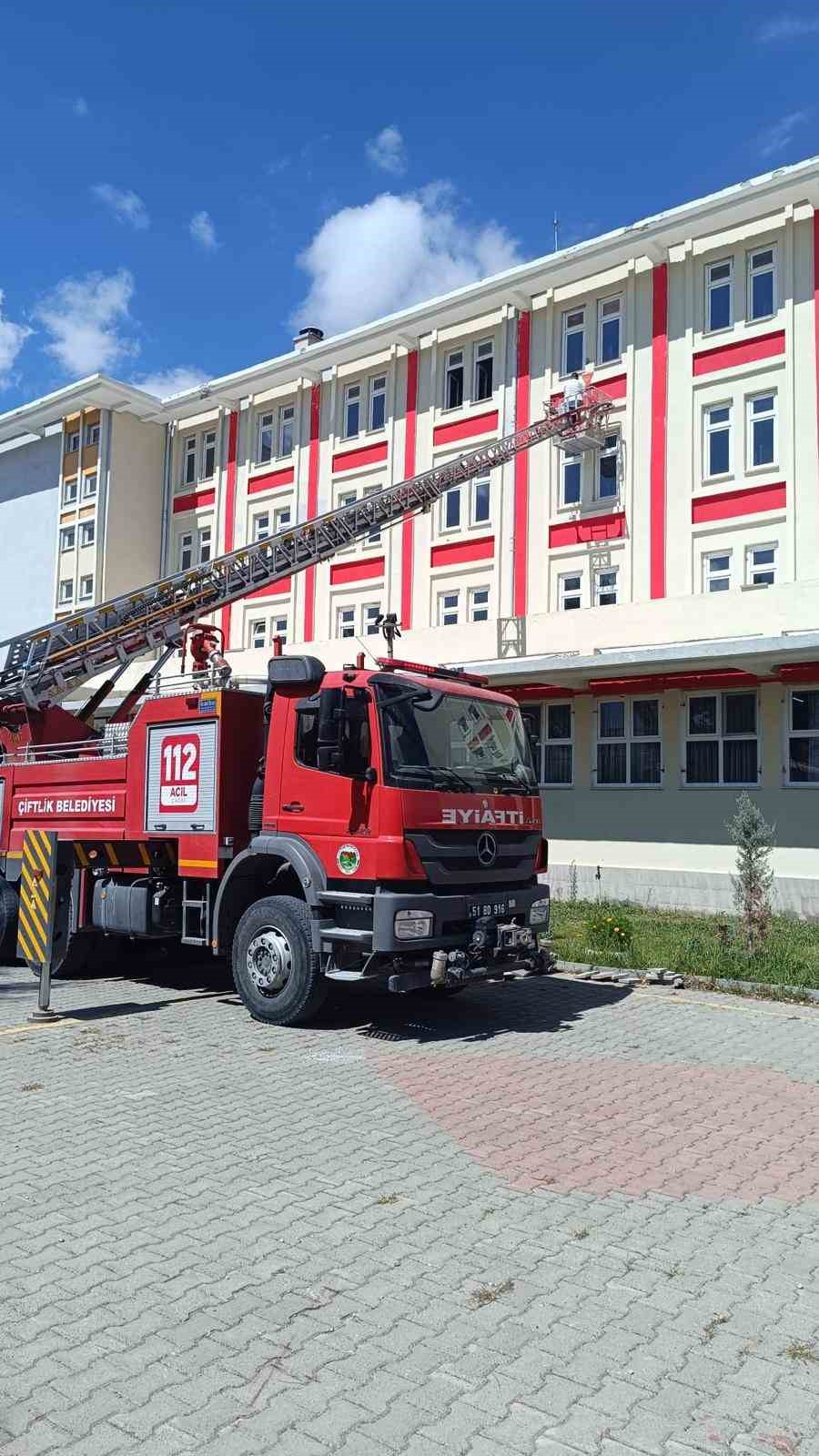 &Ccedil;iftlik Anadolu İmam Hatip Lisesi&rsquo;nde &ouml;rnek davranış: Okul M&uuml;d&uuml;r Yardımcısı binayı kendi boyadı

