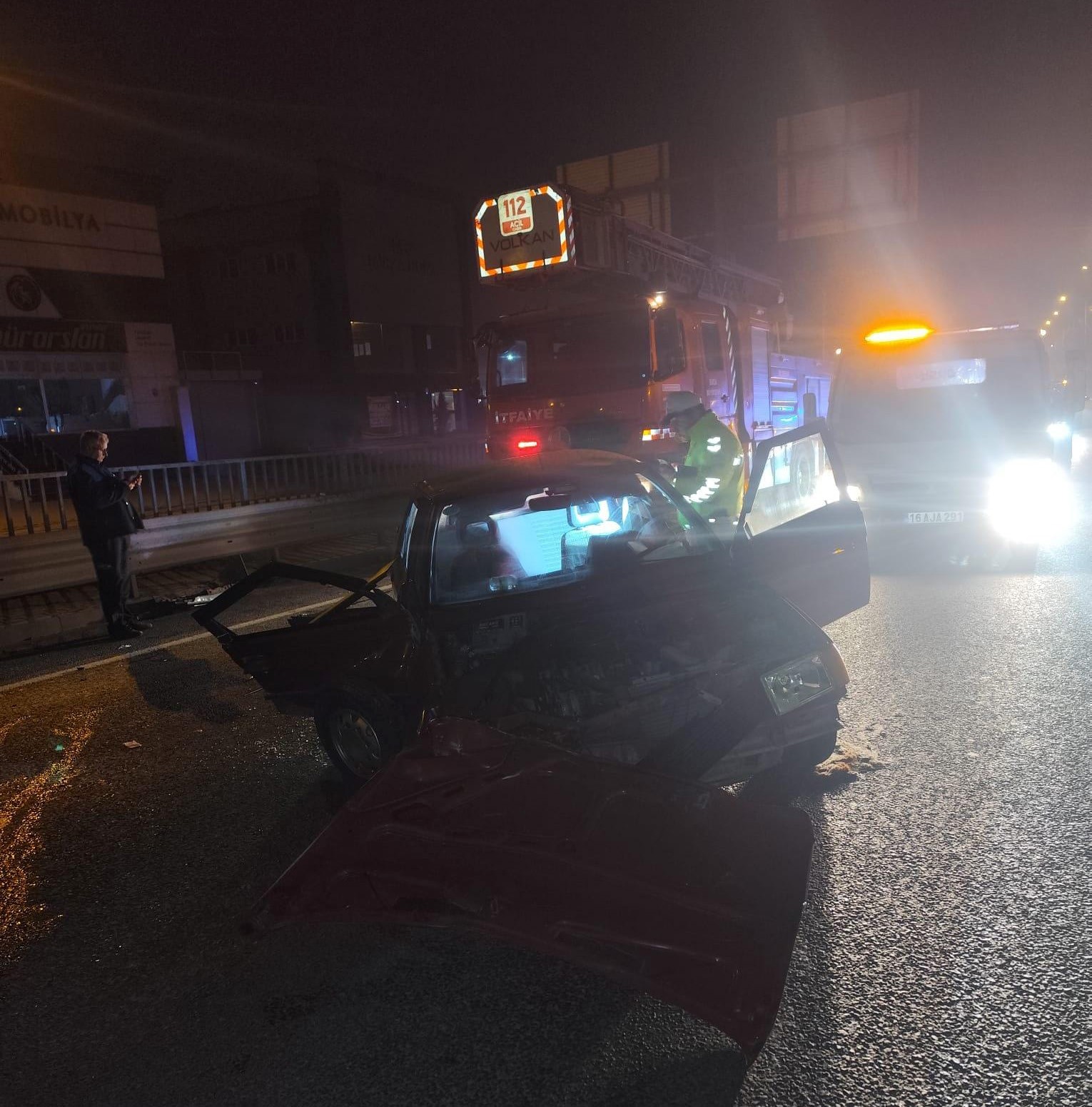 İneg&ouml;l&rsquo;de kontrolden &ccedil;ıkan otomobil bariyerlere &ccedil;arptı, 1&rsquo;i ağır 2 kişi yaralandı
