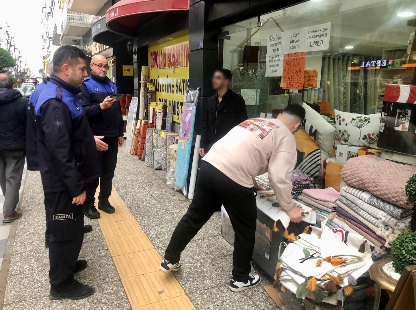 Sinop&rsquo;ta zabıta ekiplerinden kaldırım işgali denetimi

