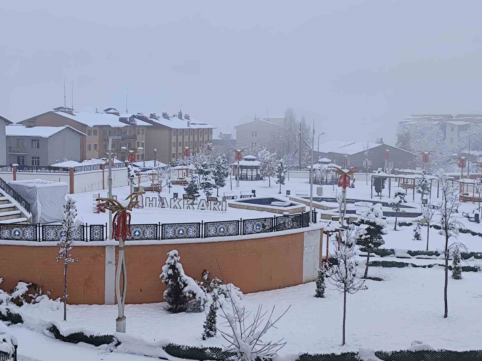 Hakkari’de kar yağışı kartpostallık manzaralar oluşturdu