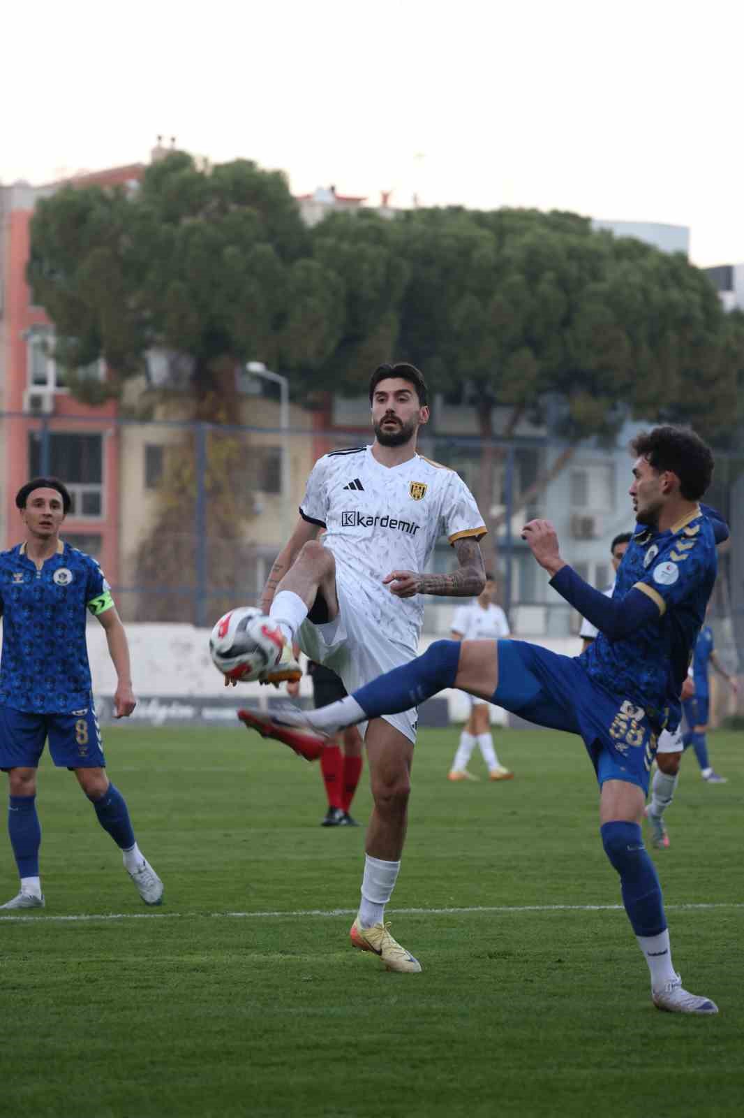 Aliağa FK &uuml;z&uuml;ld&uuml;, Menemen FK g&uuml;ld&uuml;
