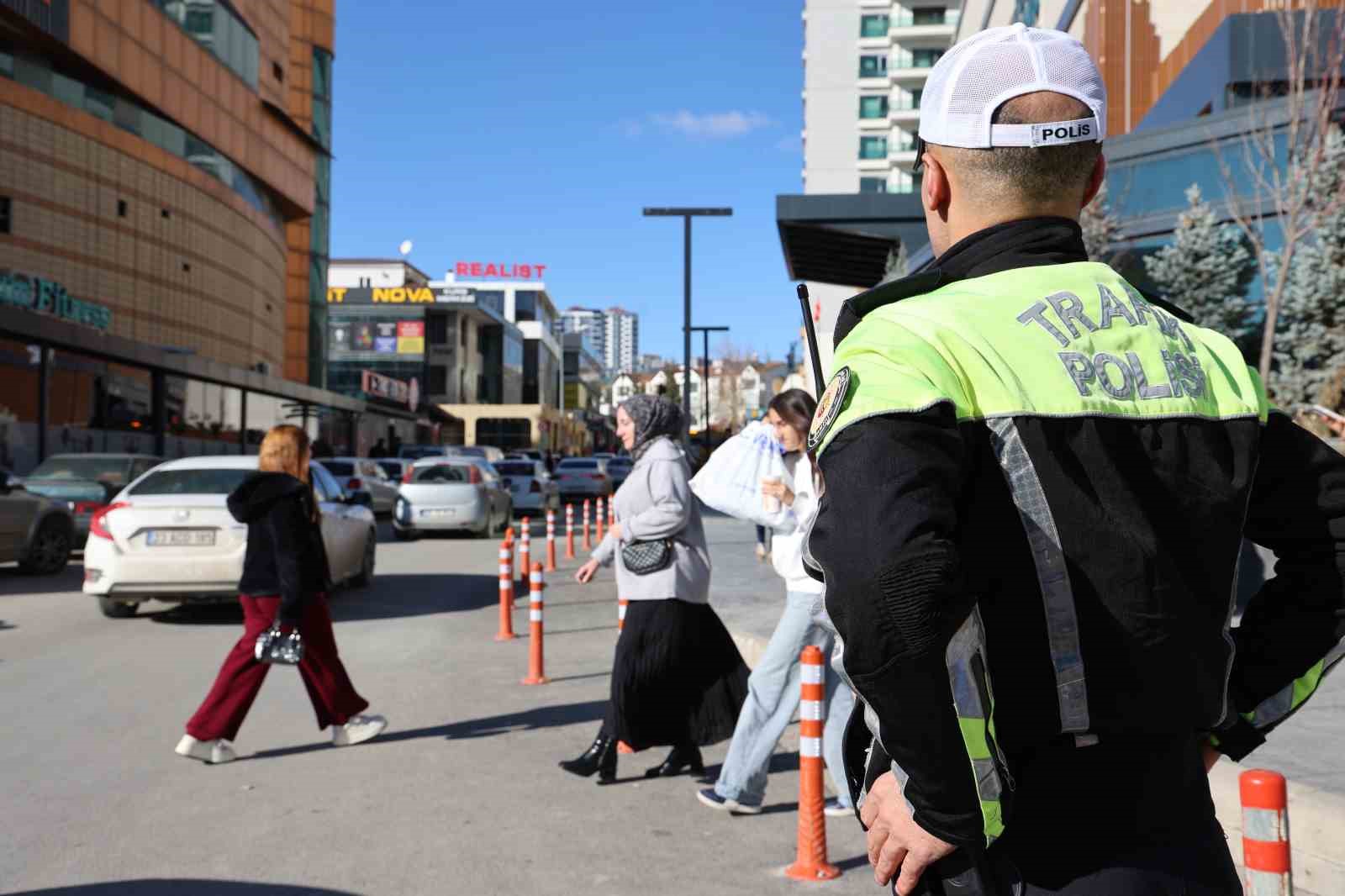 Elazığ’da yoğun bölgelerde trafik denetimi