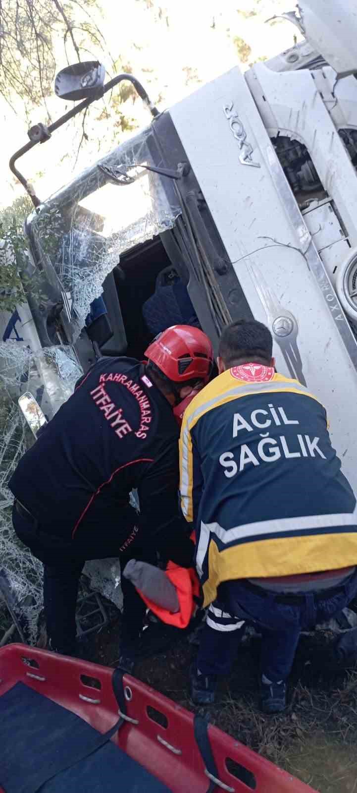 Kamyon u&ccedil;uruma yuvarlandı, sıkışan s&uuml;r&uuml;c&uuml; kurtarıldı
