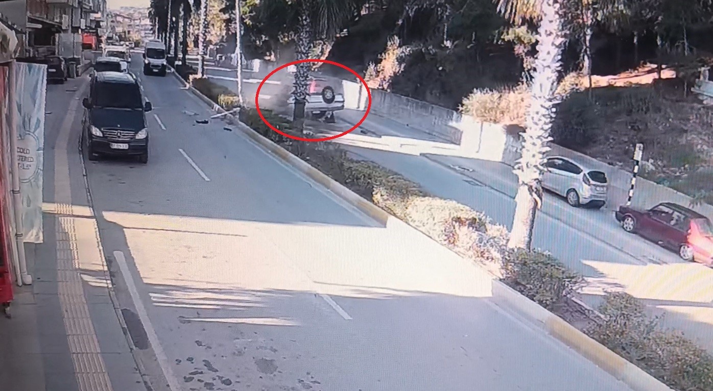 Virajı alamayan otomobil ref&uuml;jdeki aydınlatma direğine &ccedil;arpıp takla attı: 2 yaralı
