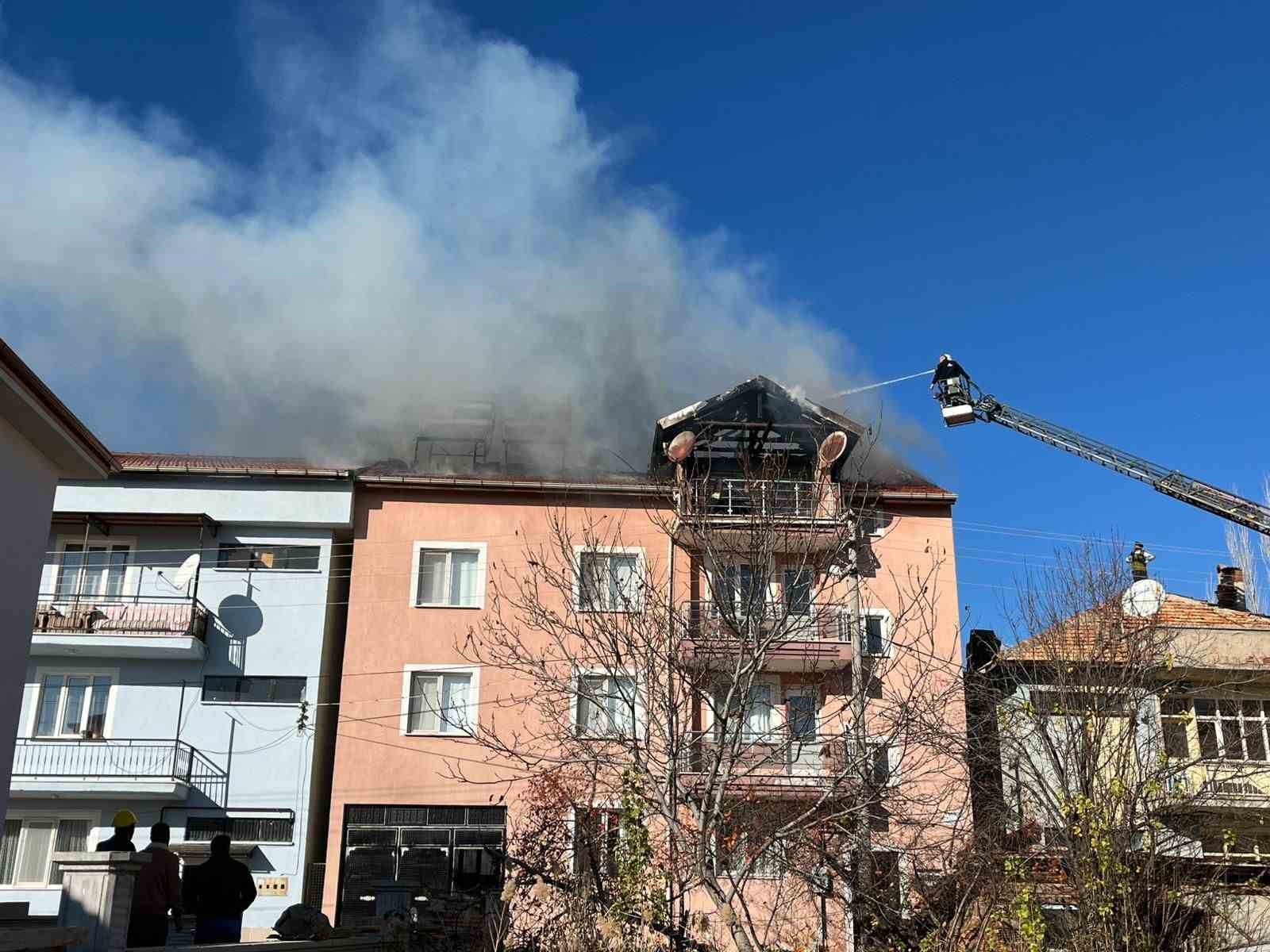 Uşak’ta evin çatısında çıkan yangın paniğe neden oldu