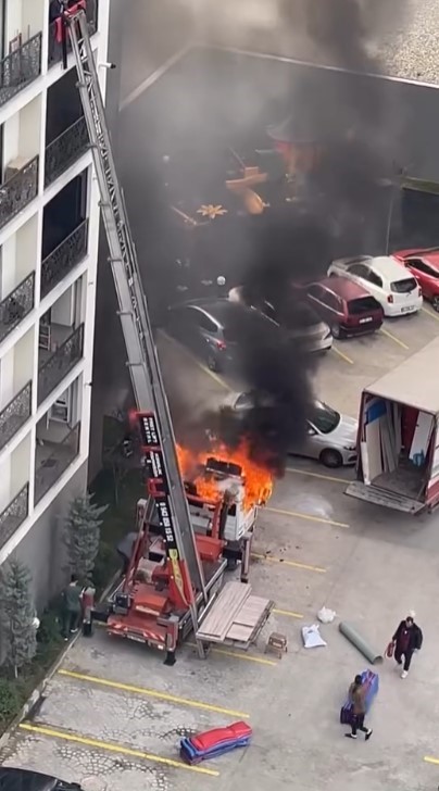 6. kata eşya &ccedil;ıkaran vin&ccedil;li kamyon alev alev yandı
