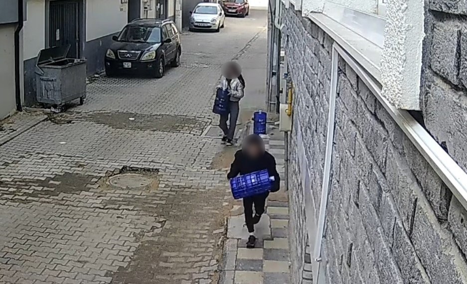 Eskişehir’de 2 çocuk apartman önündeki damacanaları çaldı