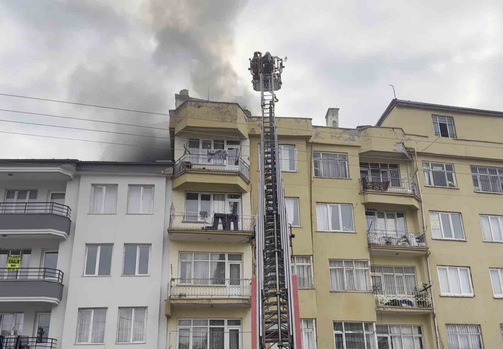 &Ccedil;atı katındaki k&ouml;m&uuml;rl&uuml;kte yangın paniği
