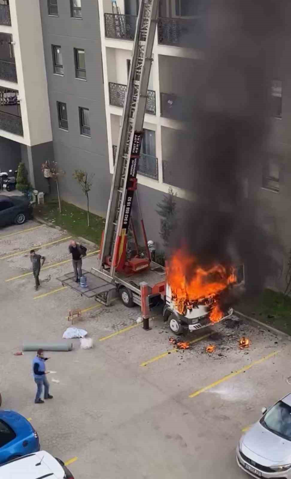 Ev taşıma kabusa d&ouml;nd&uuml;... Vin&ccedil; alev aldı, vatandaşlar damacanayla s&ouml;nd&uuml;rmeye &ccedil;alıştı
