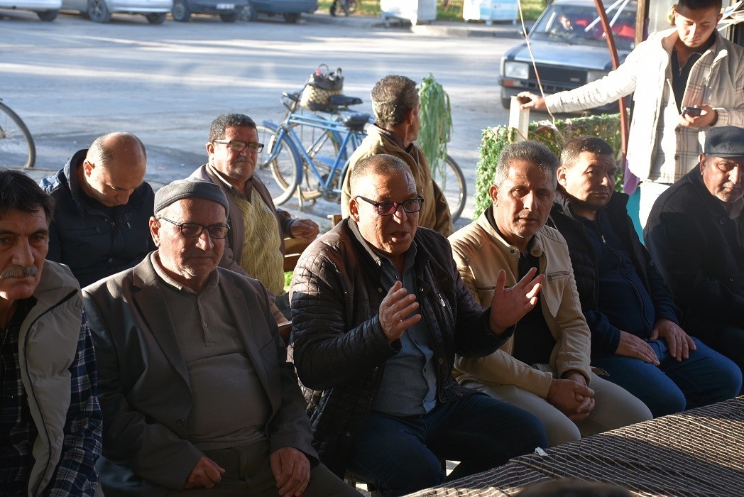 Salihli Kaymakamı G&uuml;ldoğan Sarıpınar&rsquo;da sorunları dinledi
