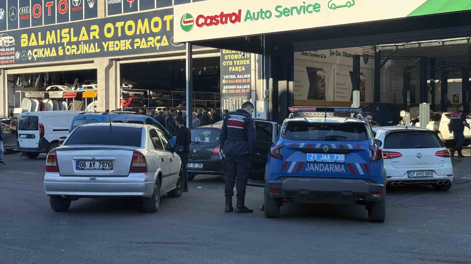 Sanayi sitesinde alacak-verecek kavgası: 4 yaralı