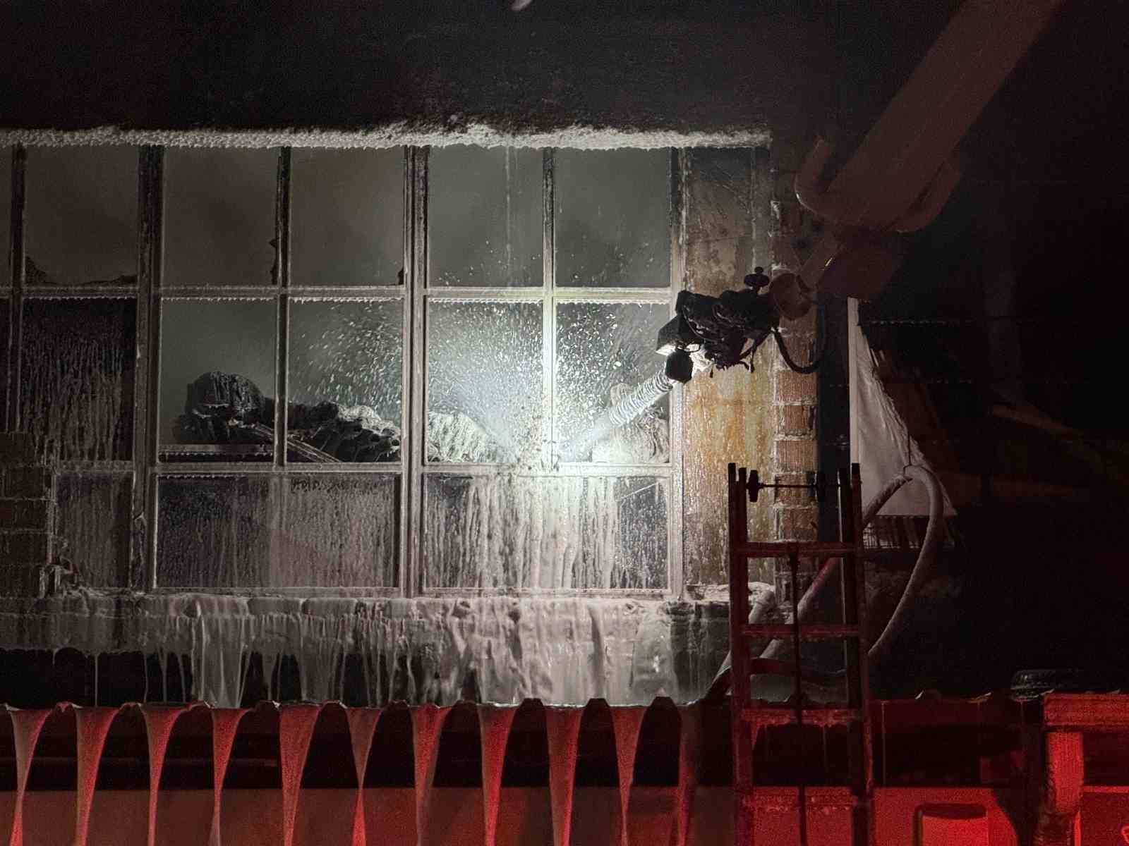 Hırdavat dükkanı alev topuna döndü, ekipler seferber oldu