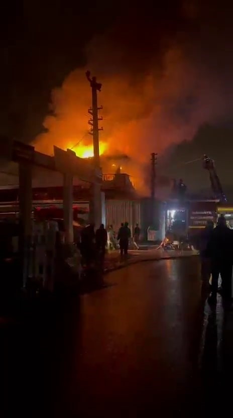 Hırdavat dükkanı alev topuna döndü, ekipler seferber oldu