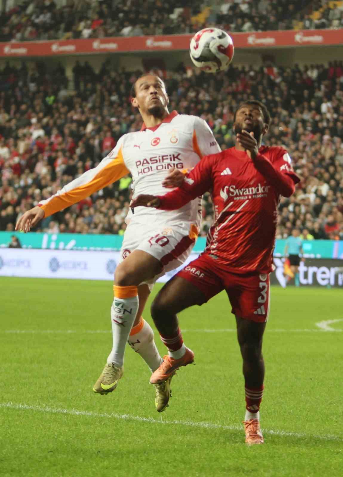 Trendyol Süper Lig: Antalyaspor: 0 - Galatasaray: 2 (İlk yarı)