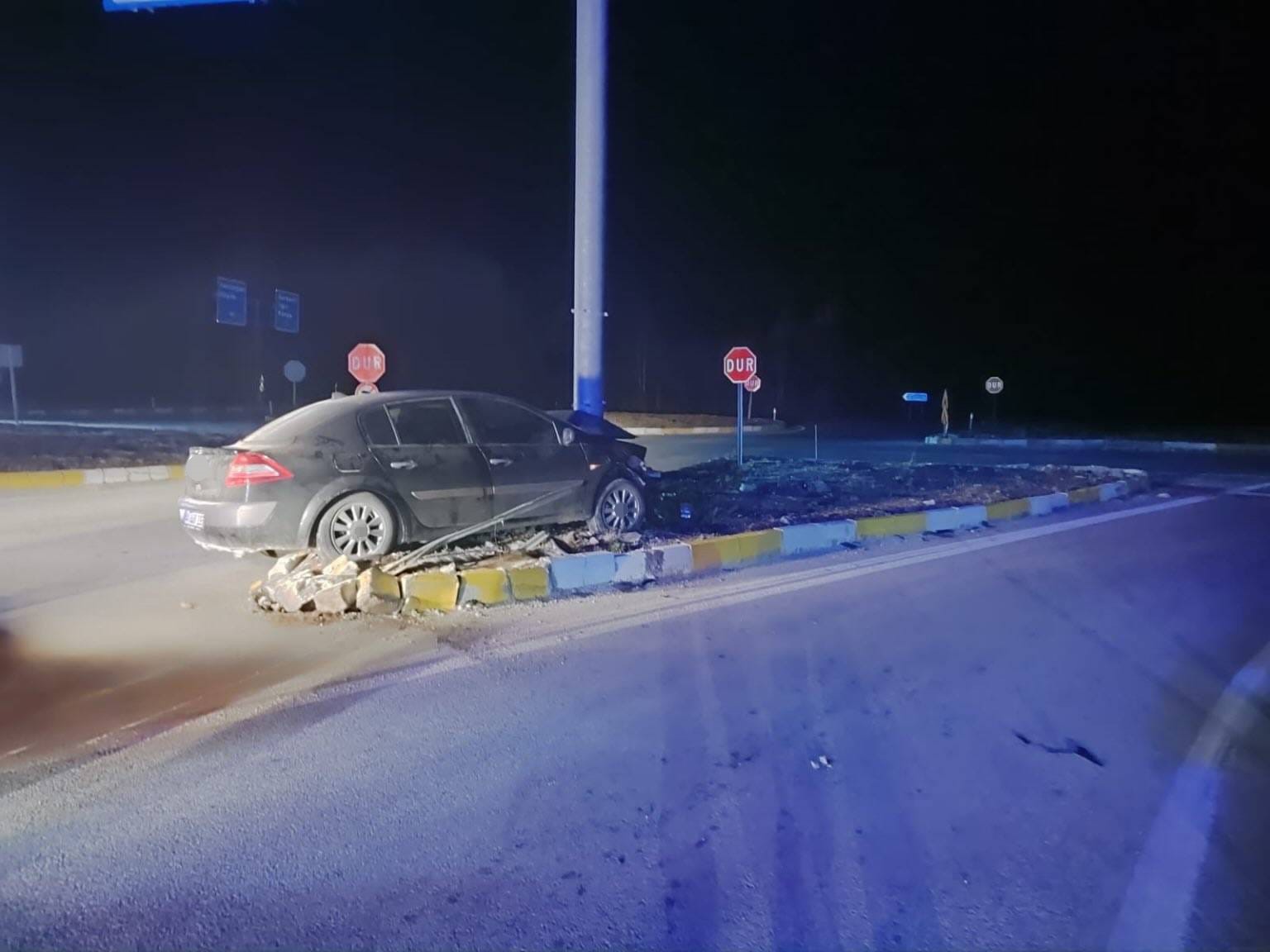 Konya’da otomobil refüje çıktı: 3 yaralı
