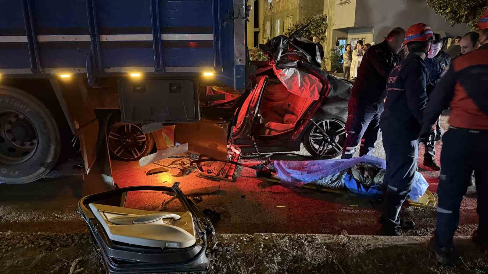 Lüks otomobil kamyona ok gibi saplandı: 1 ölü, 2 yaralı