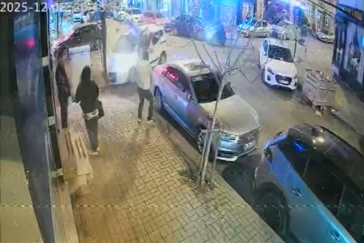 Araçla çarpışan motosikletli kaldırımdaki yayanın üzerine böyle uçtu