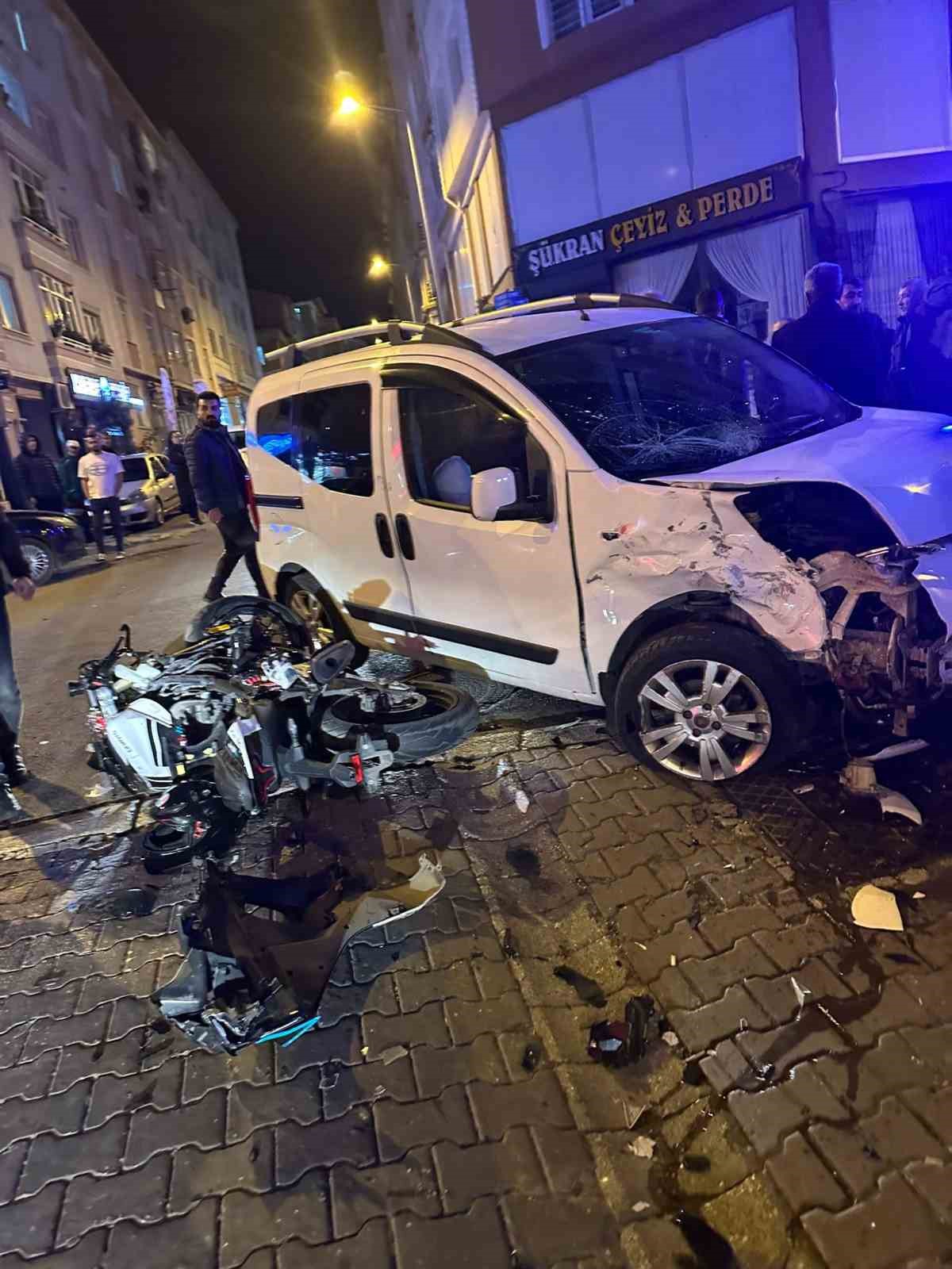 Araçla çarpışan motosikletli kaldırımdaki yayanın üzerine böyle uçtu