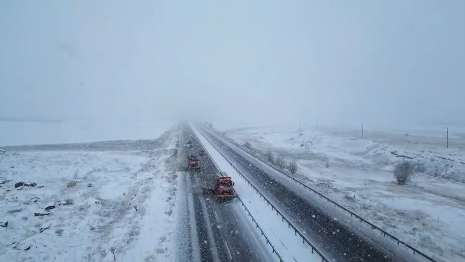 Turuncu kaplanların Bayburt-Gümüşhane yolunda karla mücadelesi sürüyor