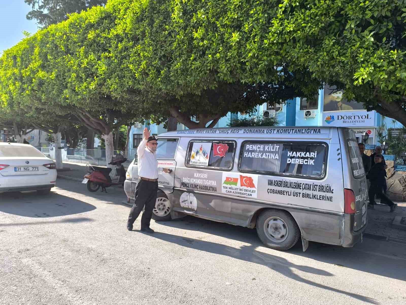 Bahçesini don vuran ’Elmacı Dede’, Hatay’dan yüklediği mandalinaları Mehmetçiğe götürmek için yola çıktı
