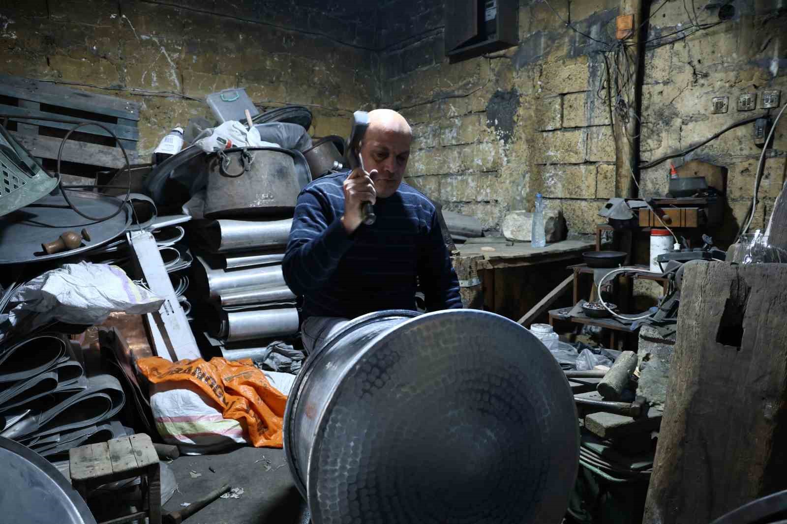 Kahramanmaraş’ta bakır ustalarının çekiç sesleri asırlık çarşıda hâlâ yankılanıyor