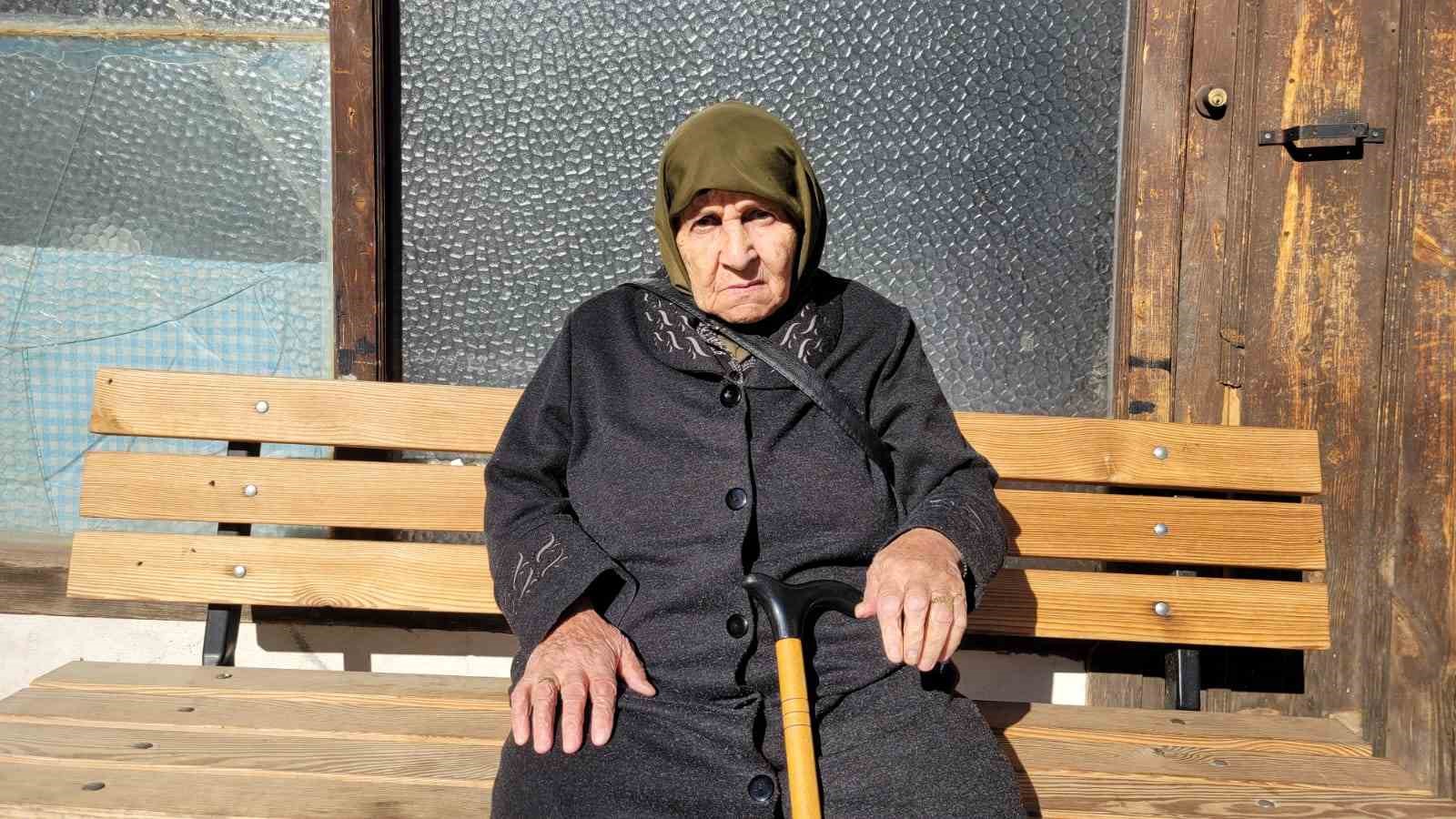 90 yaşındaki Fikriye nine manileriyle hafızalara hayran bırakıyor