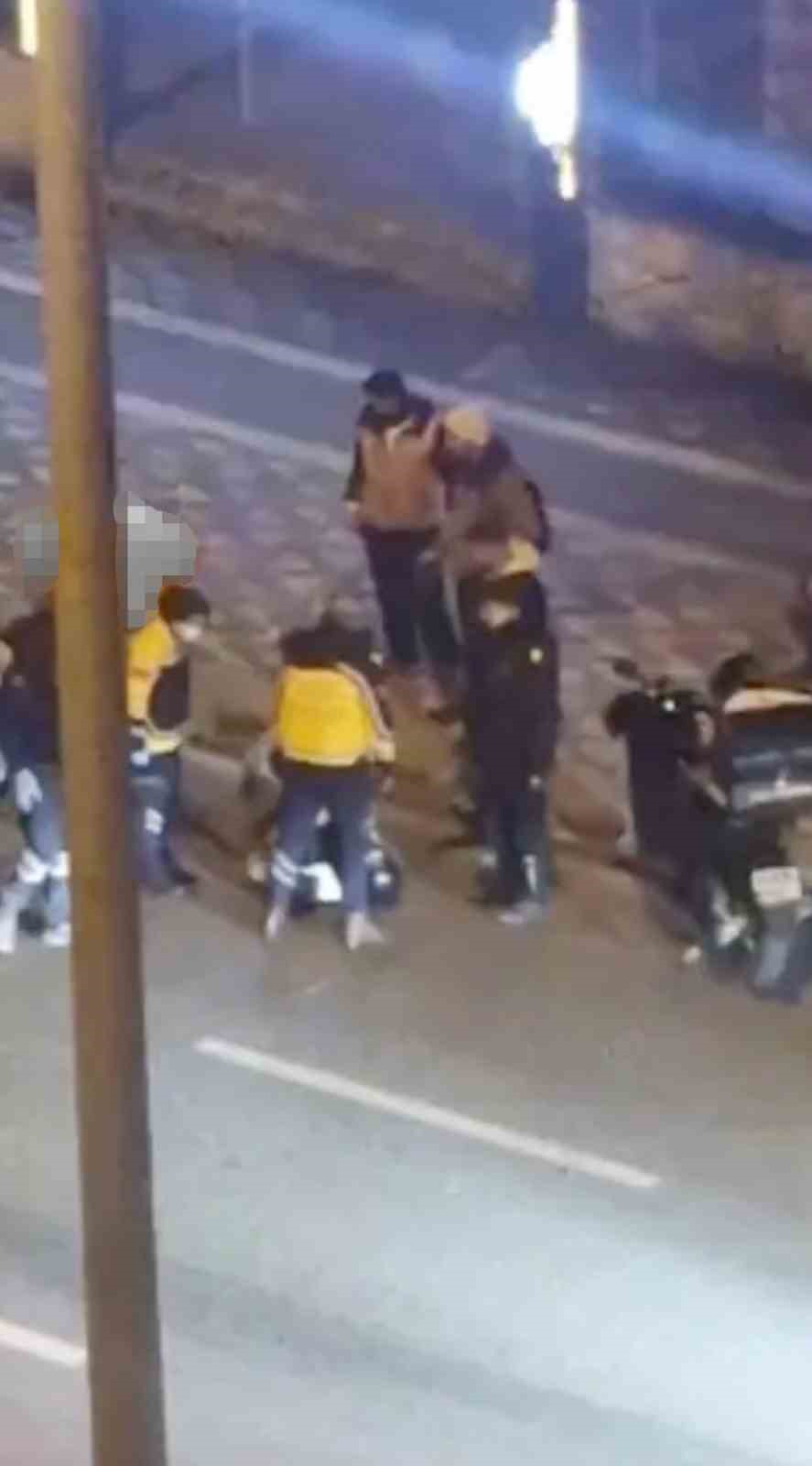 Seyir halindeyken motosikletten düşen kurye yaralandı