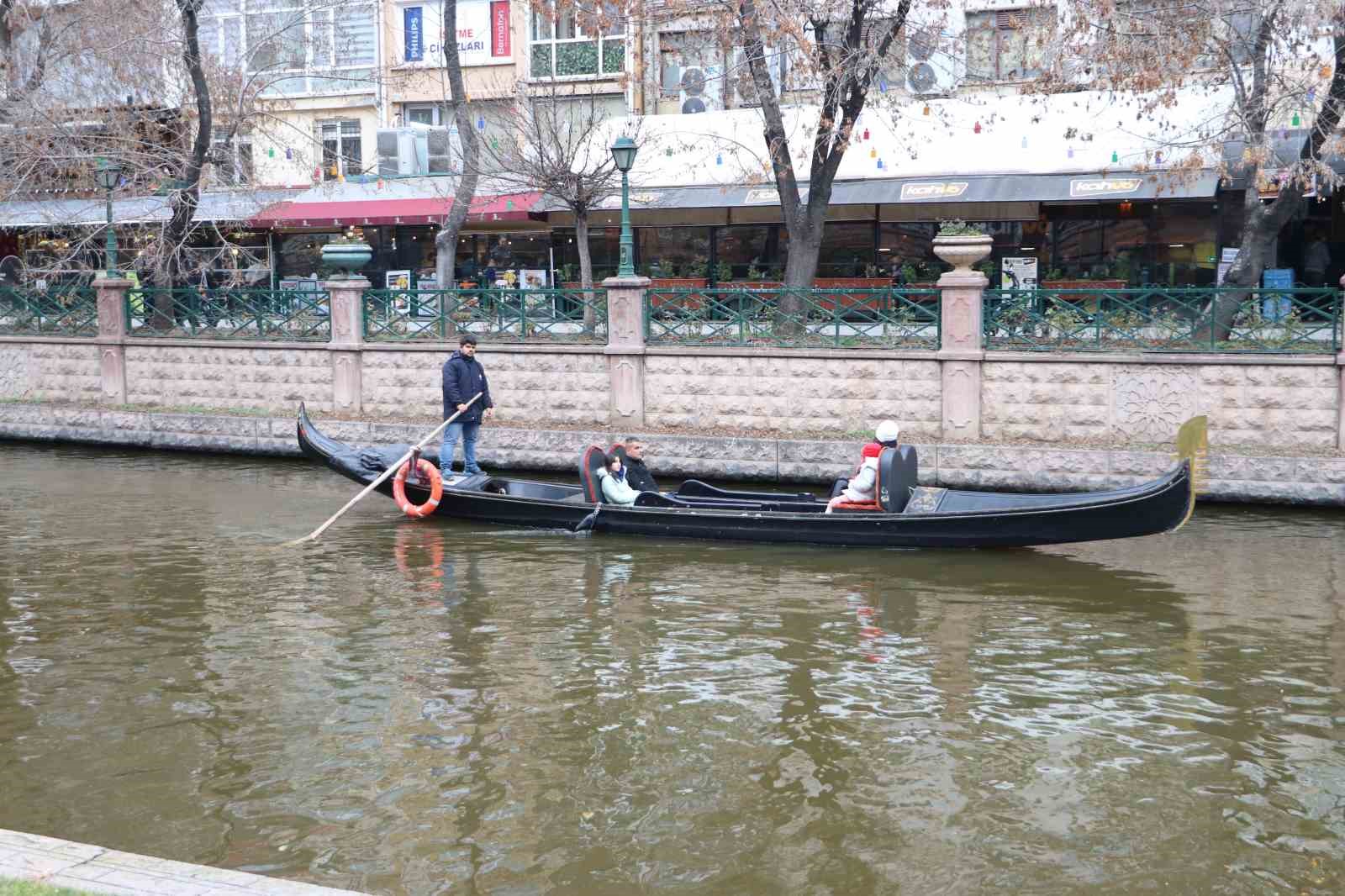 Dondurucu soğuklara rağmen gondol keyfi Eskişehir’in gezi rutininden çıkmadı