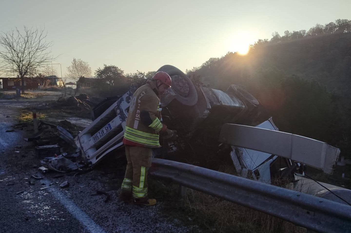 Tır kontrolden çıktı: 1 yaralı