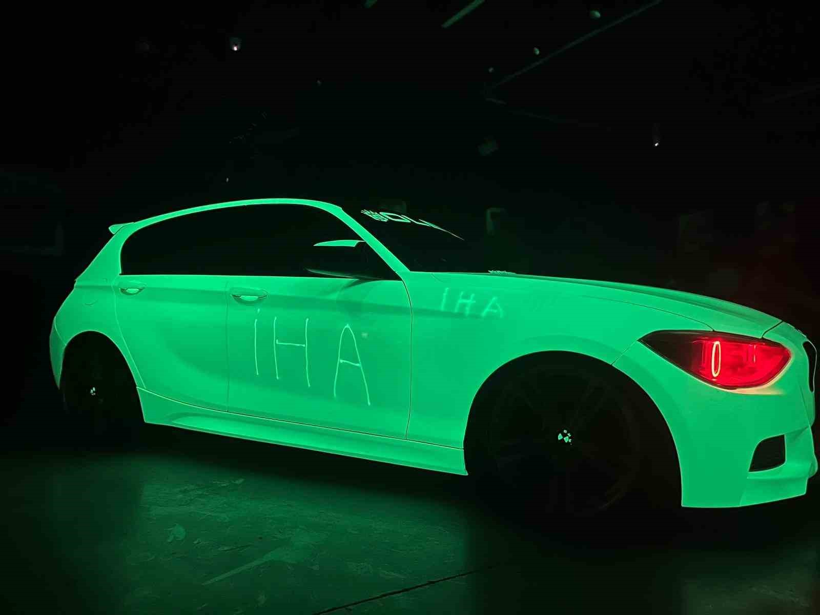 Dünyada eşi nadir olan araç gündüz beyaz, geceleri ise yeşil rengi ile parlıyor