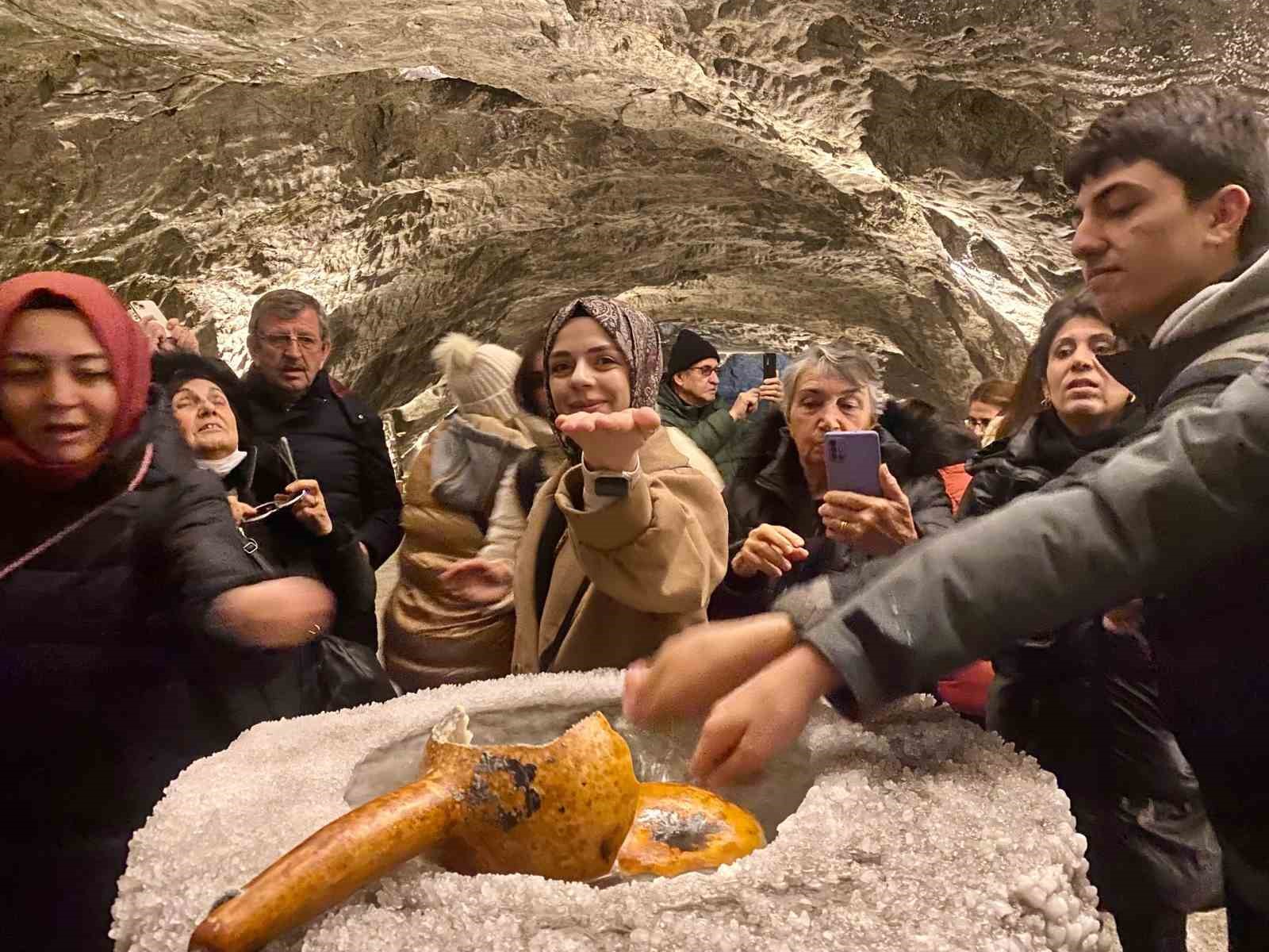 Yerin 150 metre altındaki bu mağarada şifa arıyorlar